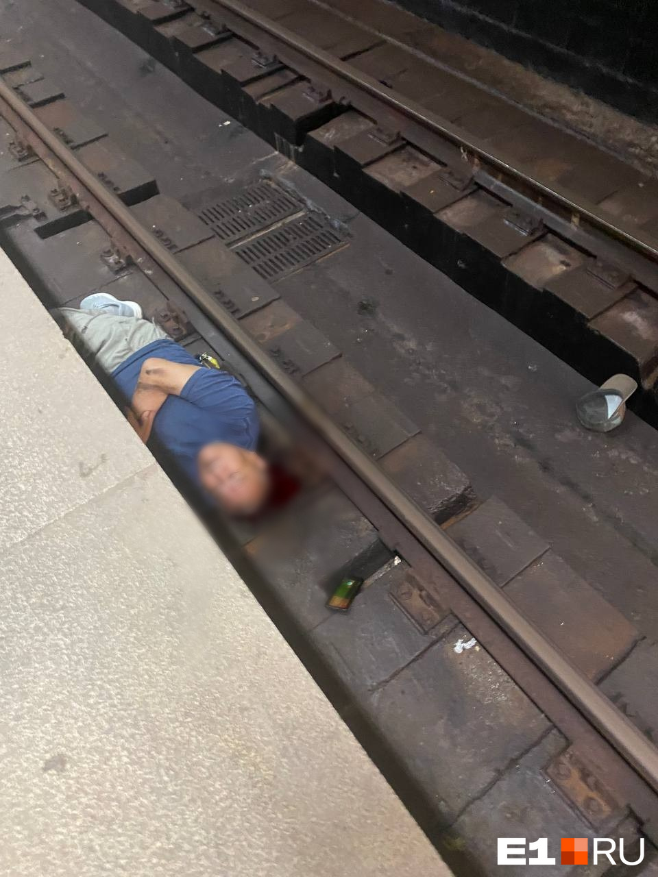 «Обоих ударило током от рельсов». В метро Екатеринбурга спасли человека, упавшего на пути: видео