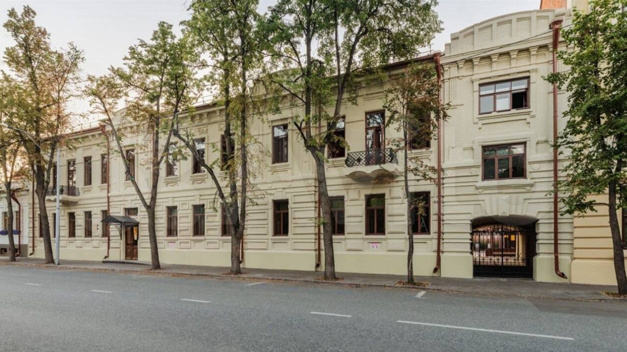 Там жил Аксенов. В Казани продают элитную двухэтажную квартиру с видом на Лядской сад
