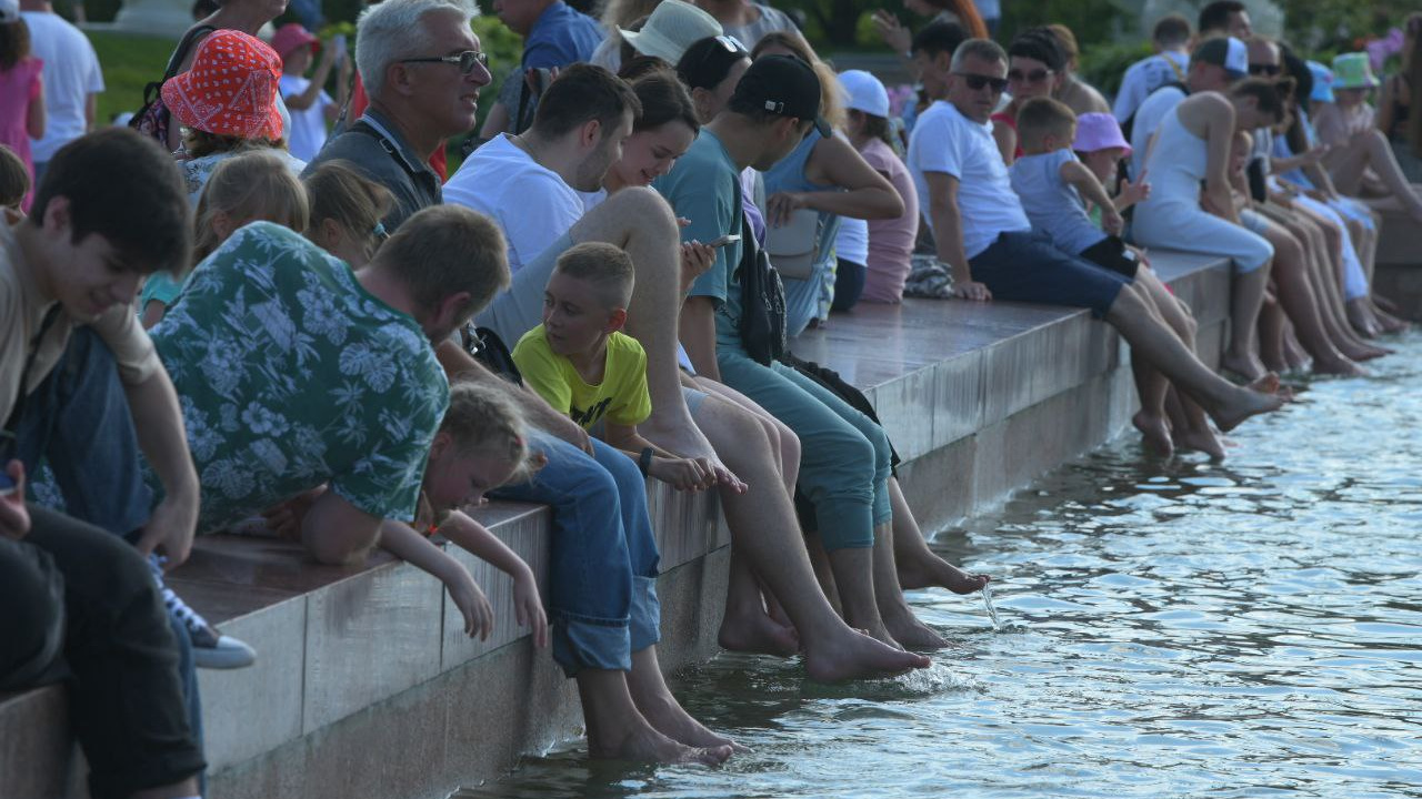 Пляжи переполнены, в электричках духота, люди сидят у фонтанов. В Москве наступила аномальная жара: онлайн-репортаж