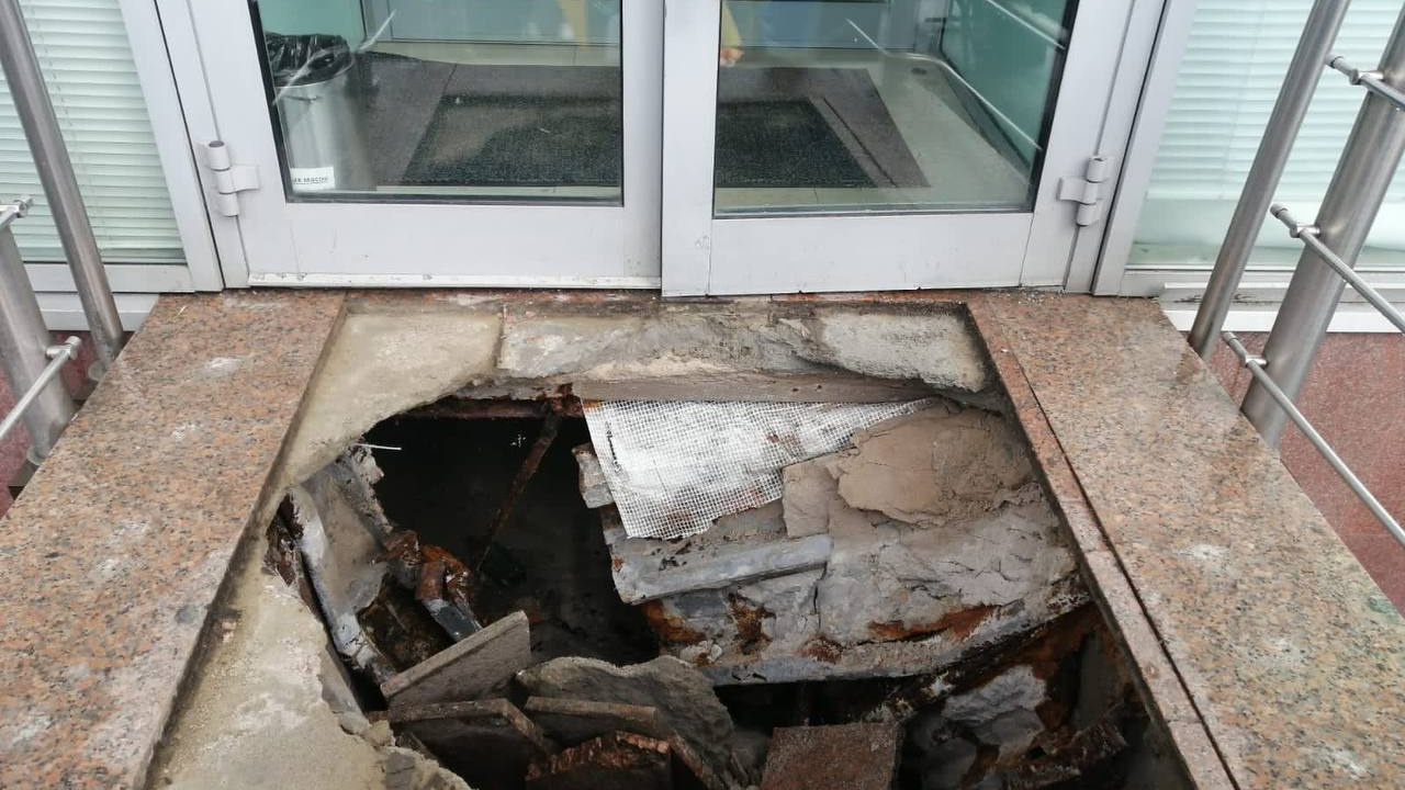 На юго-востоке Москвы женщина провалилась сквозь крыльцо перед входом в аптеку