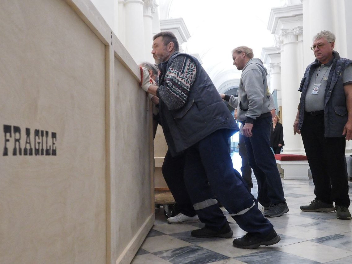 «Мы реставрацией гробницы занимались последние 12 лет». Как рака Александра Невского покидает Эрмитаж