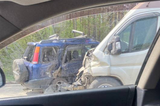 Кроссовер и фургон столкнулись на Бердском шоссе — у «Хонды» смяло пассажирскую дверь