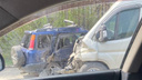 Кроссовер и фургон столкнулись на Бердском шоссе — у «Хонды» смяло пассажирскую дверь