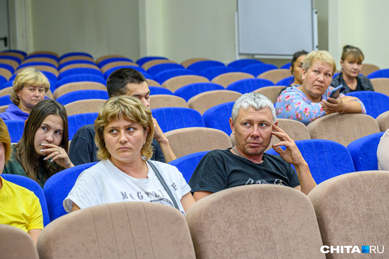Родители Влада и его друзья слушают выступление волонтера Александры