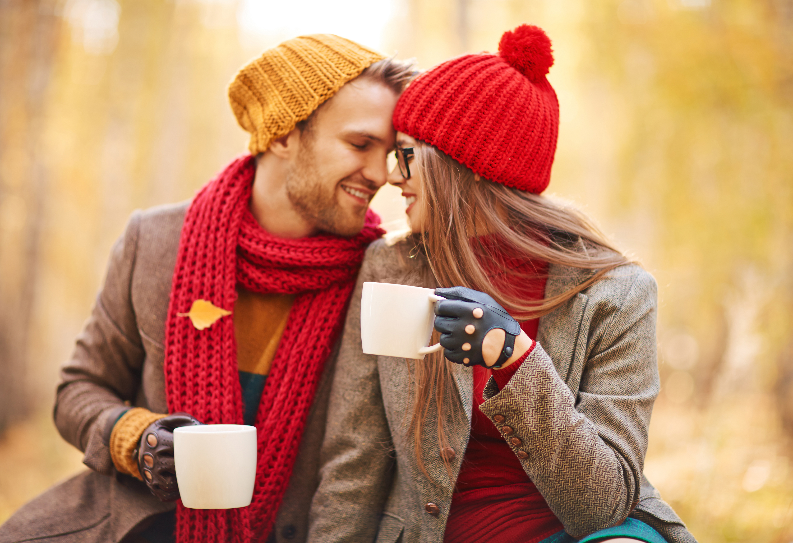 Dating start. Фото пары с подарками и чаем. Romantic couple drinking Tea.