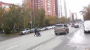 На видео попало, как сибирячка с ребенком в коляске перебегает шестиполосную дорогу — что ей грозит за это