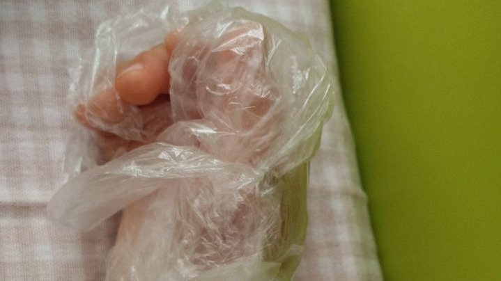 В частном детском саду в Екатеринбурге малышке перемотали руки пакетом и связали скотчем