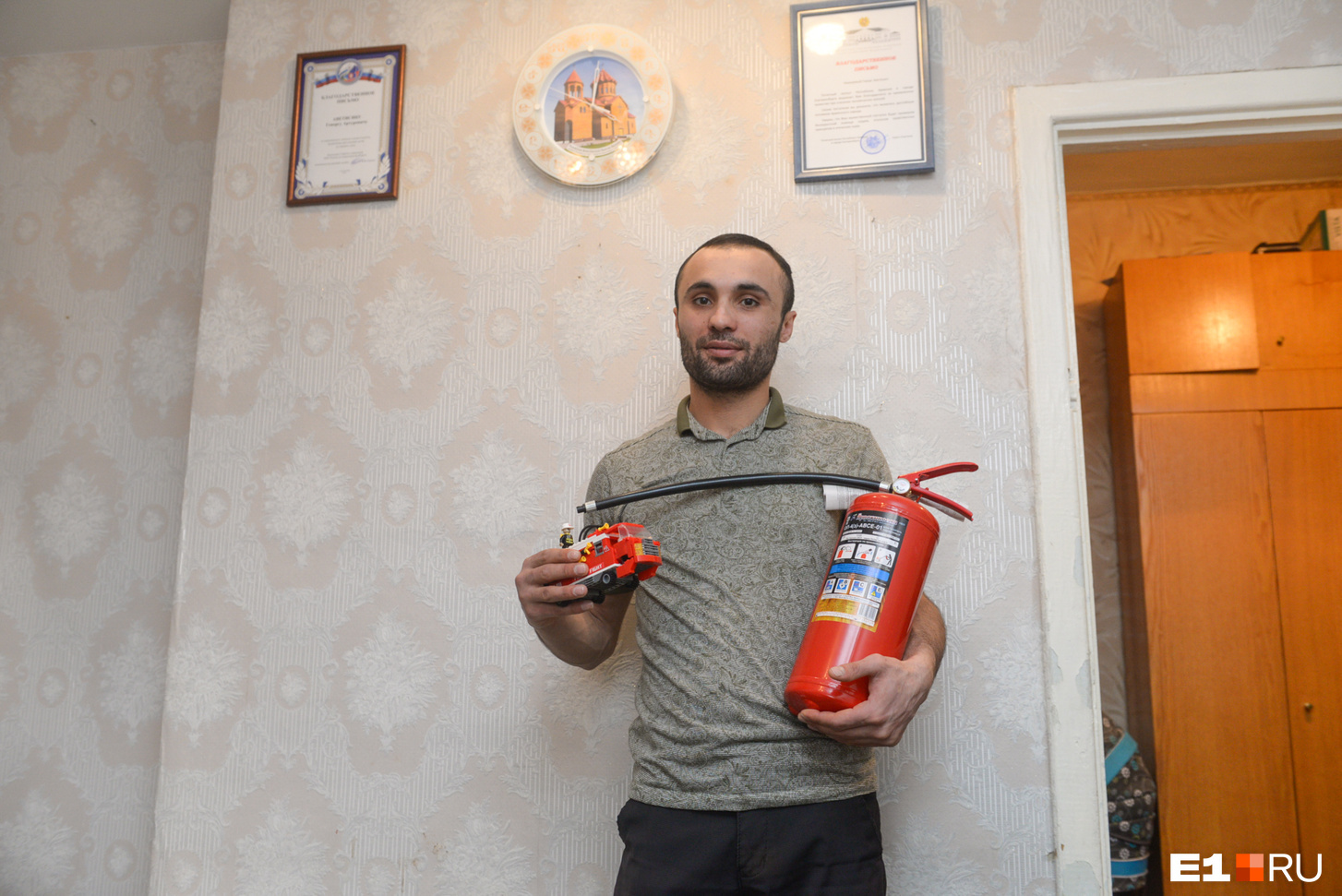 Суд выдворил из страны героя-мигранта, который вытащил из огня троих детей в Екатеринбурге