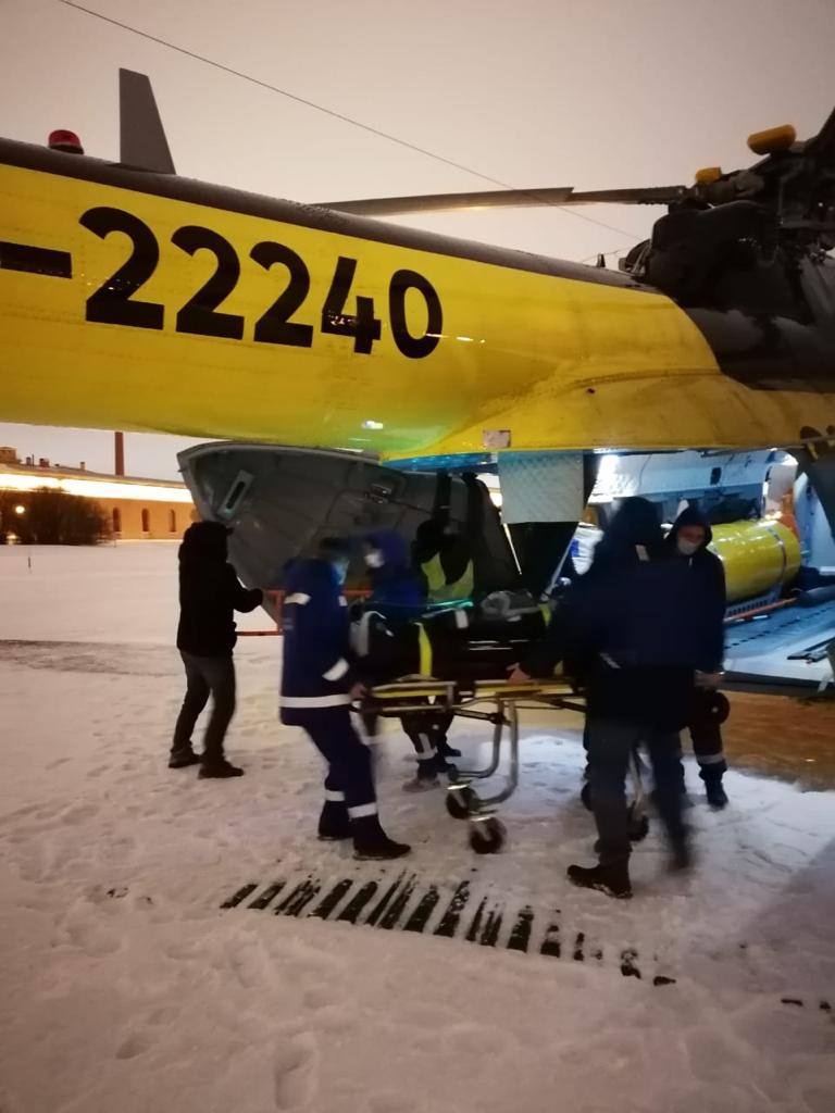 Вылетела через стекло и 2 часа лежала в снегу. В Петербурге спасают девочку, которая пострадала в ДТП на М-11