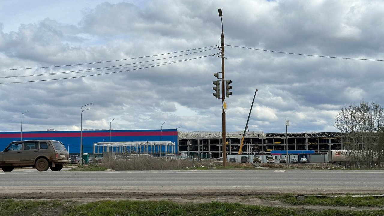 На дороге Пермь — Усть-Качка в районе аэропорта построили огромные ангары. Объясняем зачем