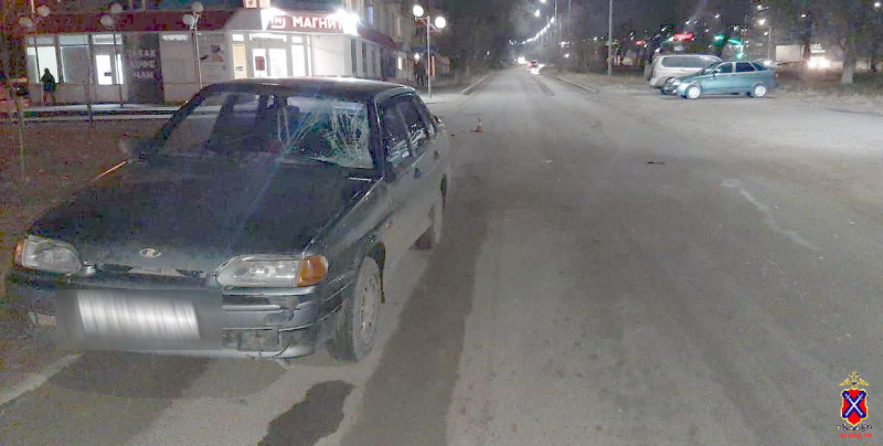 В результате аварии в Советском районе пешеход оказалась в больнице, а у автомобиля повреждено лобовое стекло