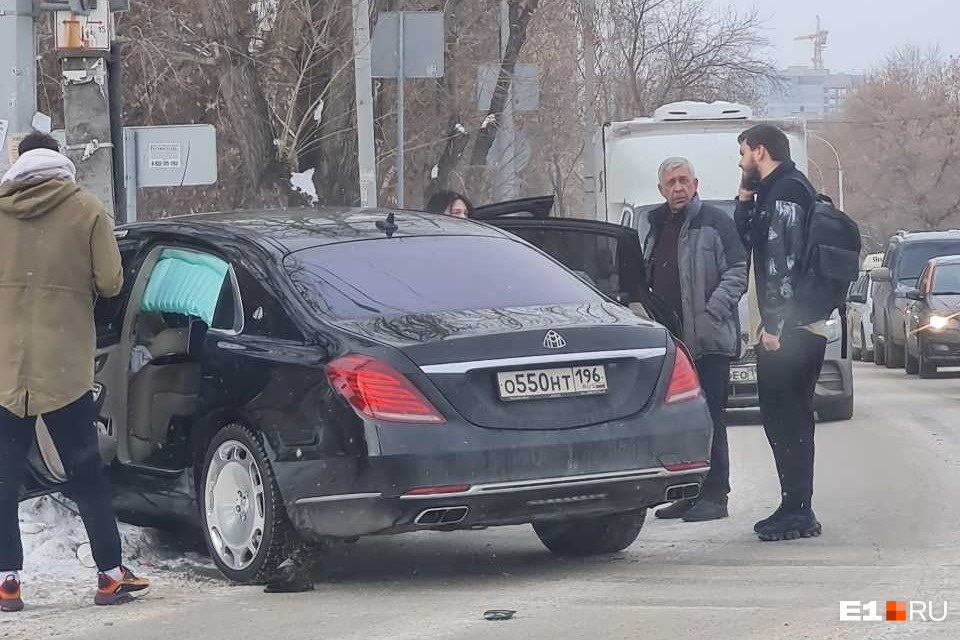 Очень дорогая авария: в Екатеринбурге Maybach врезался в столб на пешеходном переходе