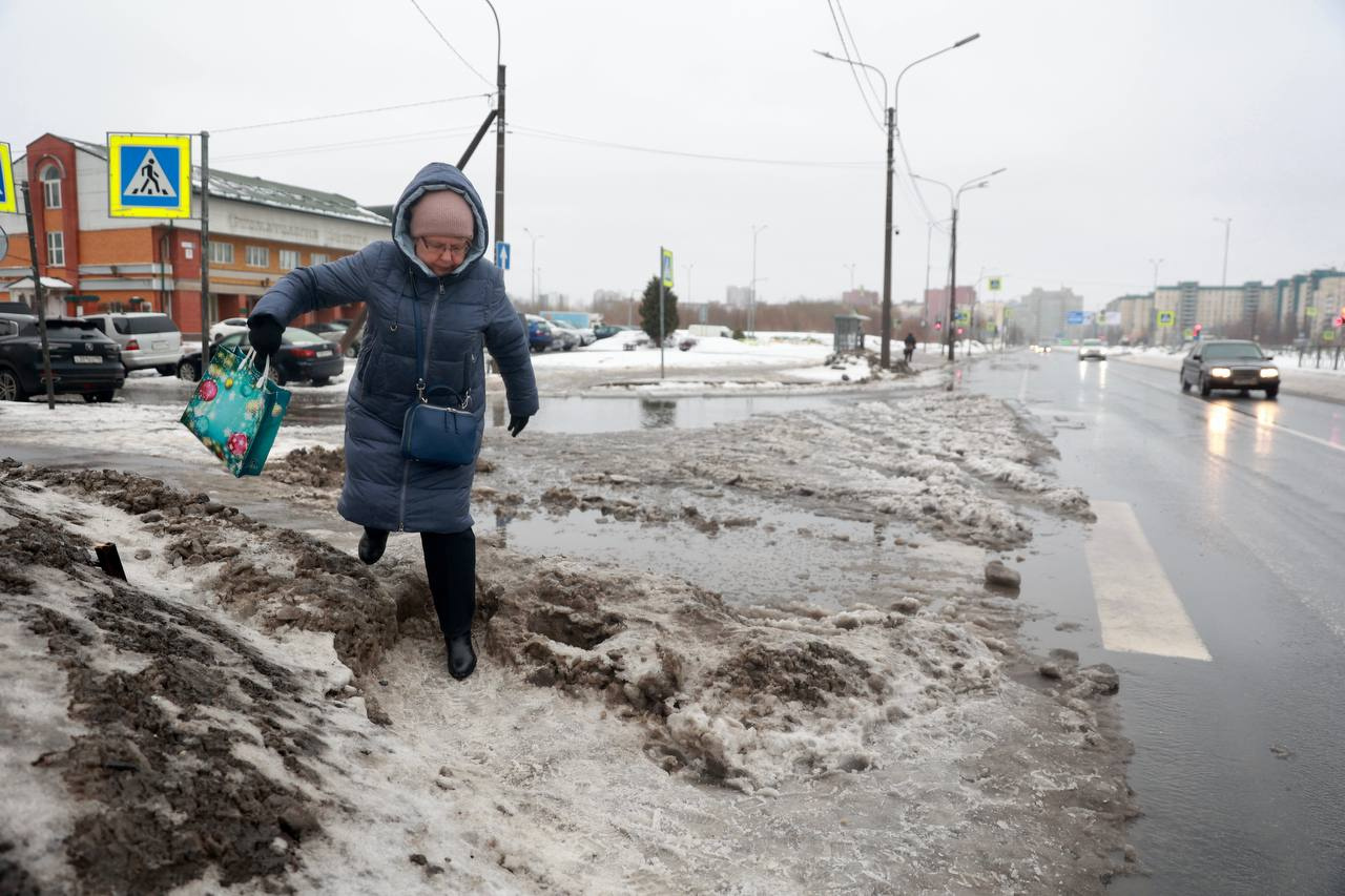 Гололед повалил больше сотни жителей Петербурга за один день