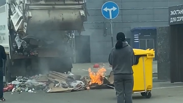 Мусоровоз вспыхнул на ходу возле торгового центра в Челябинске