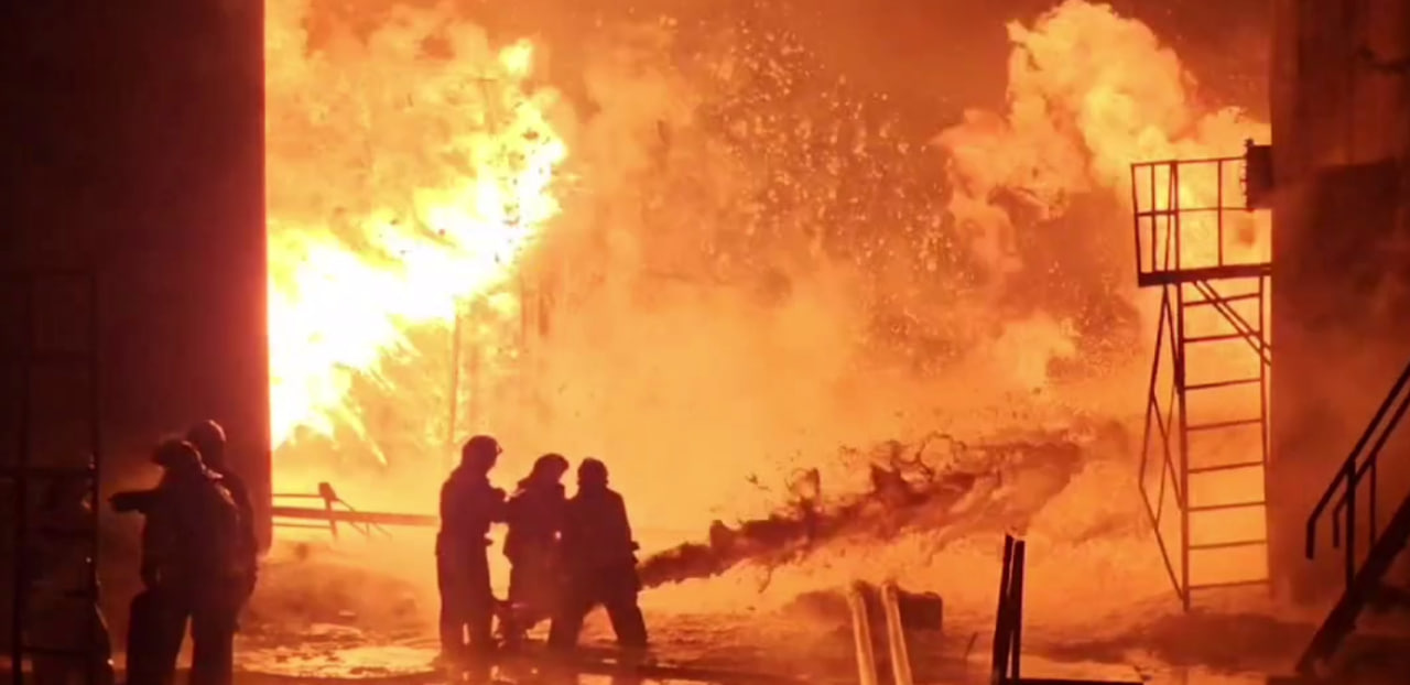 Нефтебаза под Курском до сих пор горит после атаки беспилотника. Губернатор показывает пожар
