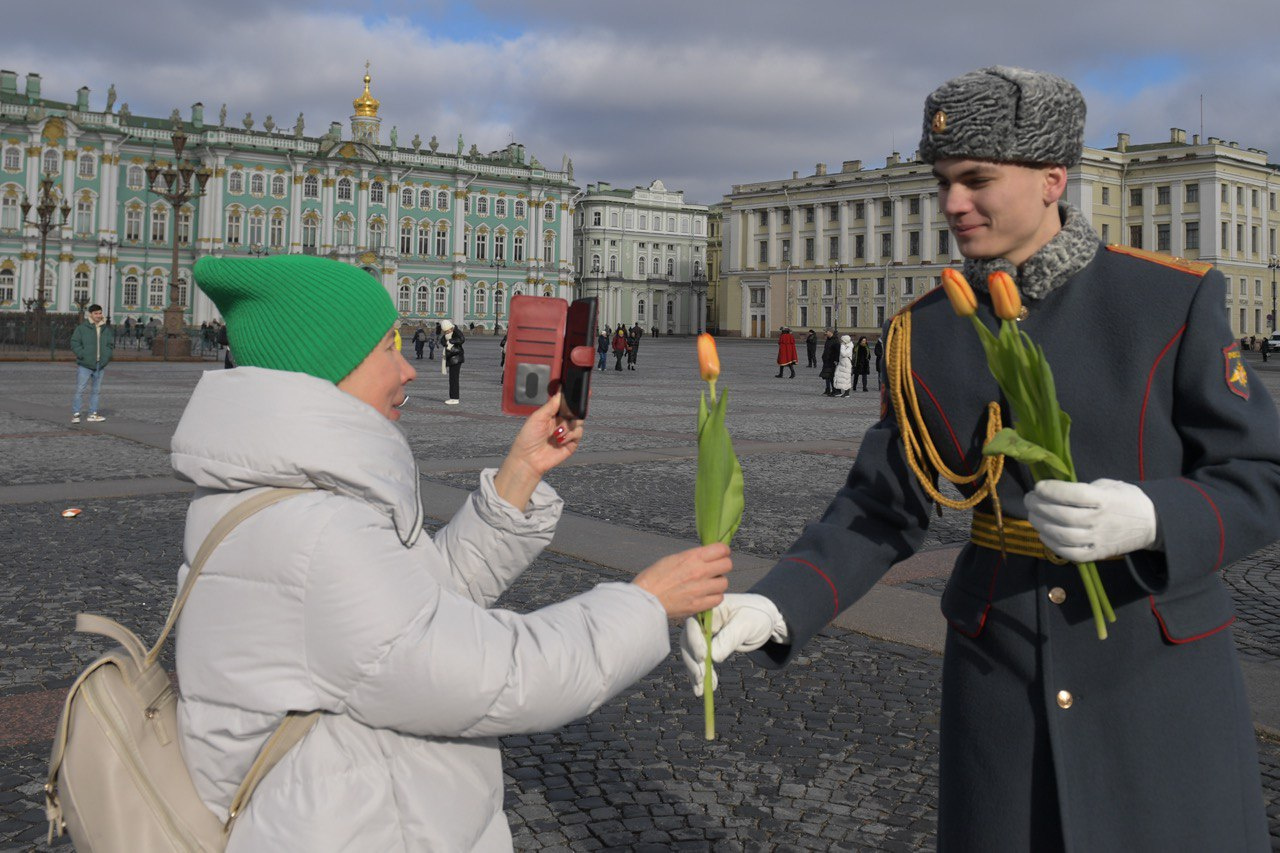 Военные устроили петербурженкам неожиданный сюрприз