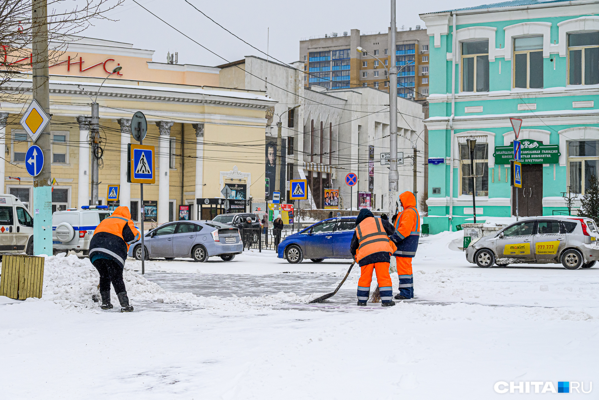 Дворники метут, у них сегодня аврал Дворники метут, у них сегодня аврал