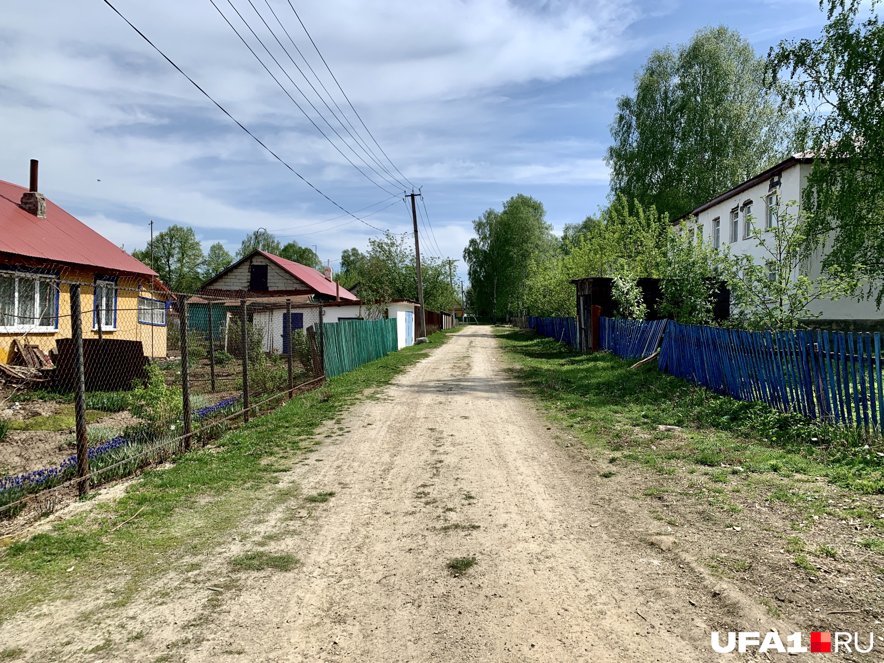 Это улица с громким названием Парковая, хотя парка никакого тут нет