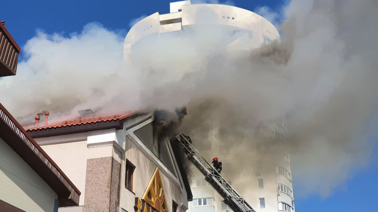 «Горел мансардный этаж»: в Самаре потушили пожар в ресторане «Каледония»