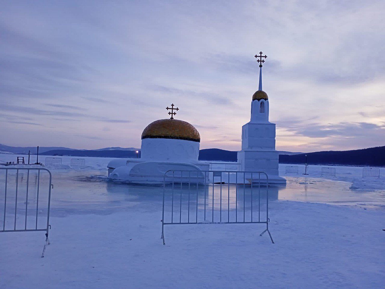 «Повод задуматься над духовной жизнью»: построенный под Челябинском ледяной храм ушел под воду