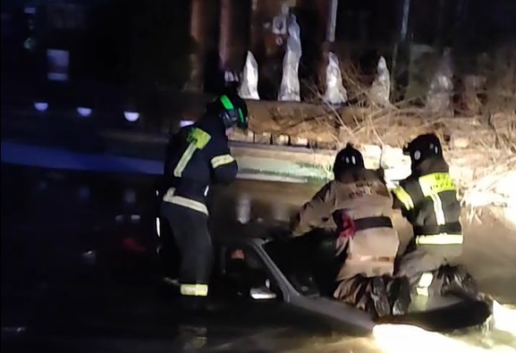 «Навигатор привел»: автомобиль провалился под лед в Новосибирске — внутри была женщина. Видео