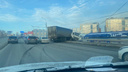 Движение по Димитровскому мосту в Новосибирске парализовала фура, которая пробила ограждение