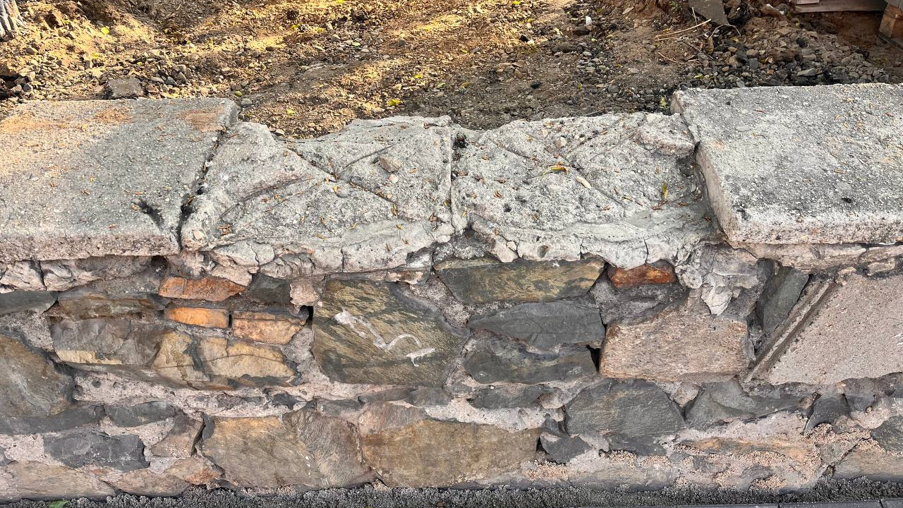 Разрушенную каменную стенку в центре Читы отремонтируют