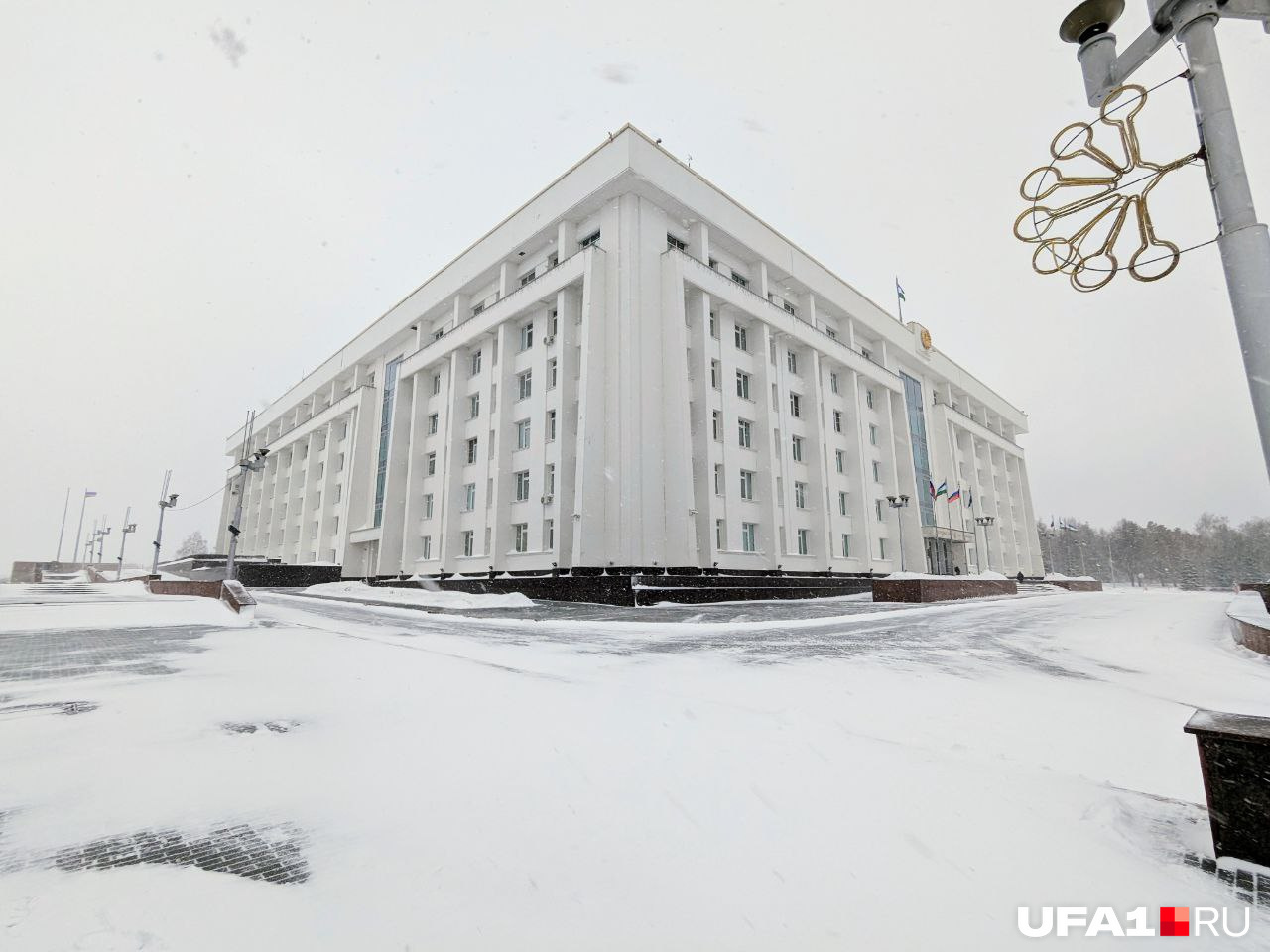 Рядом со зданием правительства снег почищен до брусчатки