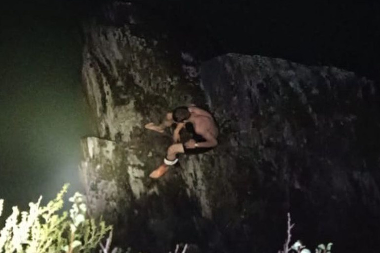На Алтае турист из Новосибирска сорвался со скалы: фото и подробности