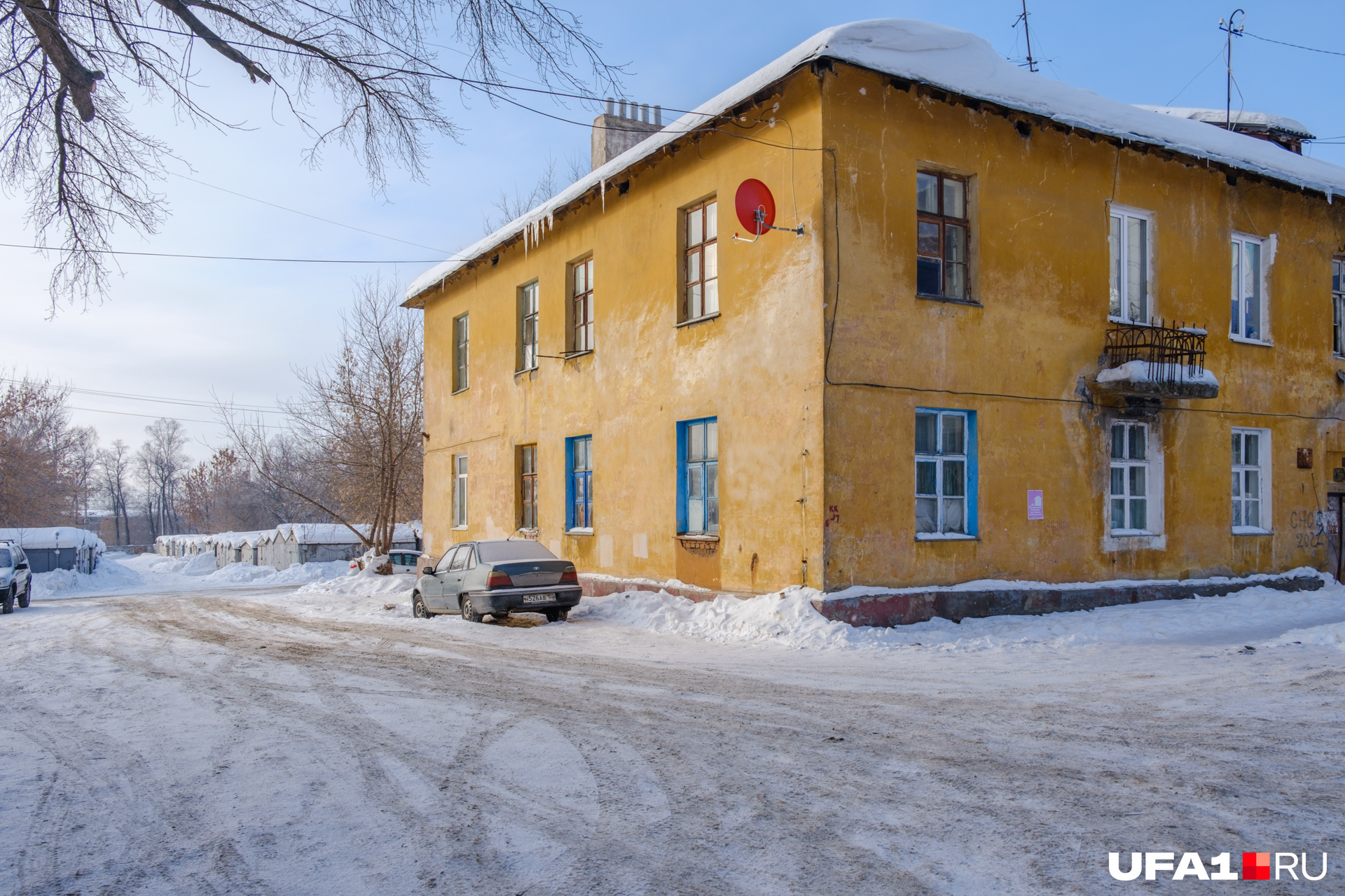 Некоторые горожане паркуются у домов, однако всему кооперативу мест там явно не хватит