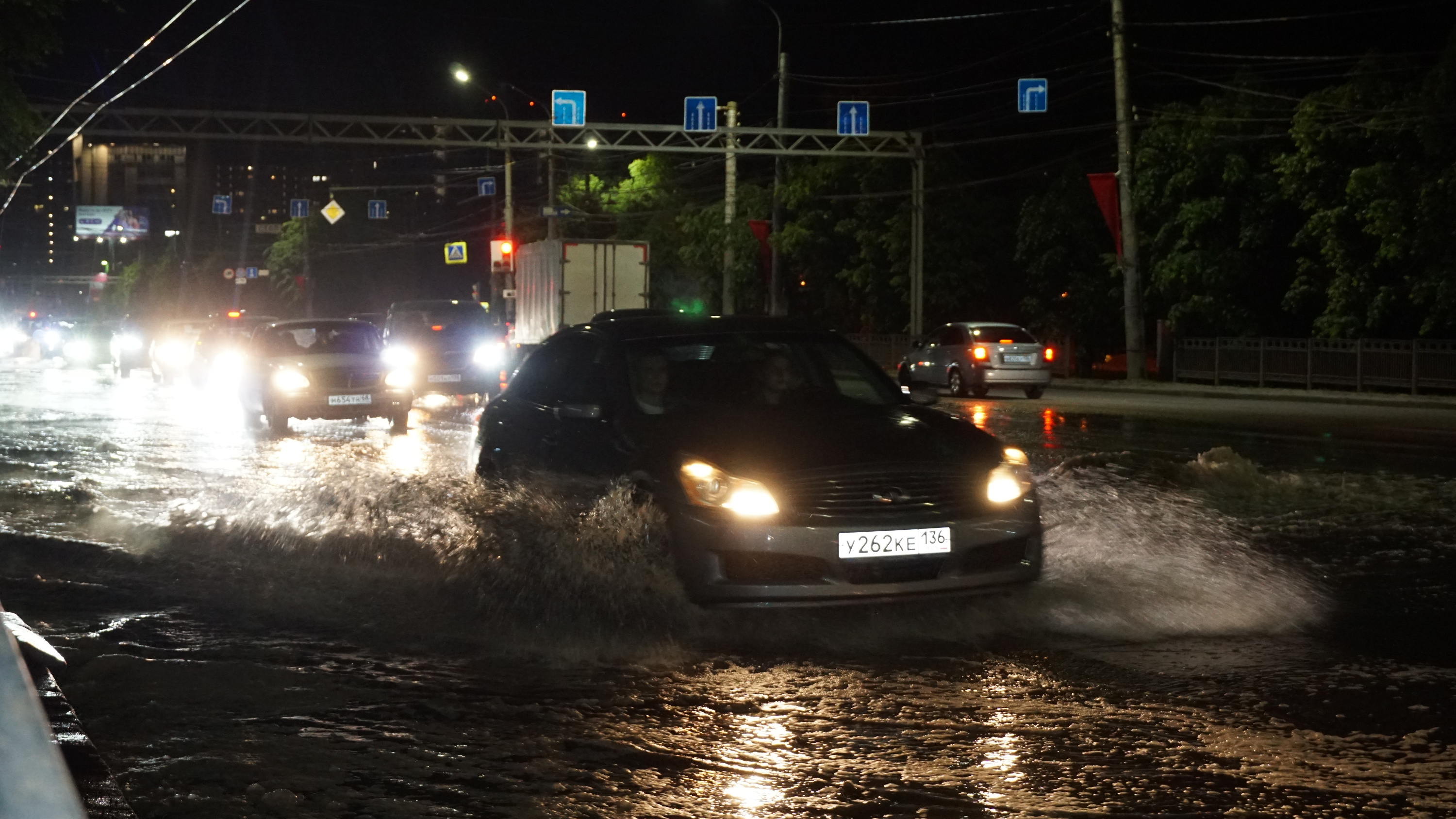 Водоканал рассказал, из-за чего Московский проспект в Воронеже затопило канализацией