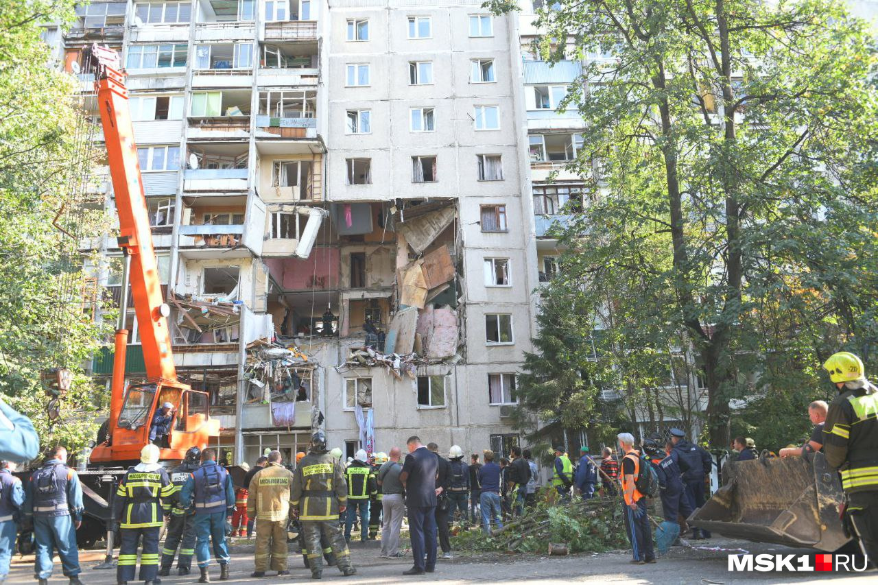 Взрыв прогремел в третьем подъезде дома на Октябрьской улице в Балашихе. Пострадали квартиры с третьего по пятый этаж.