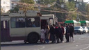 Вместо утренней зарядки: в центре Челябинска пассажиры подтолкнули застрявший троллейбус — видео