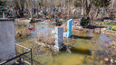 Надгробия торчат из луж: в Ярославле на двух кладбищах могилы ушли под воду