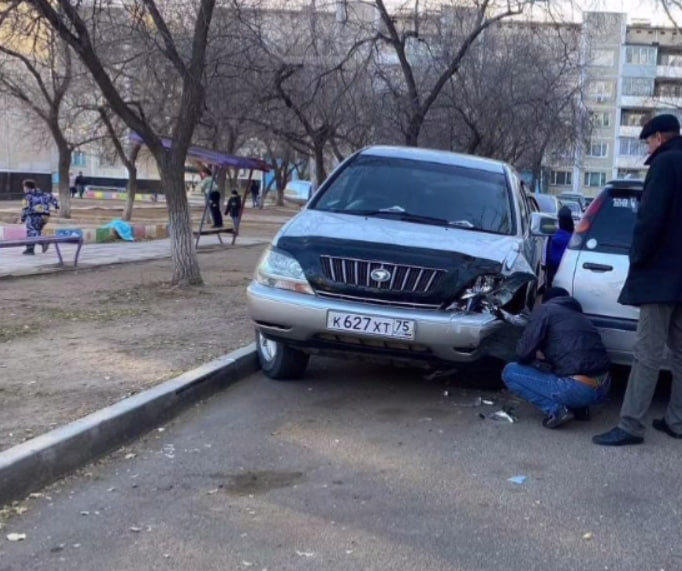 Водитель влетел в две машины во время погони в Краснокаменске