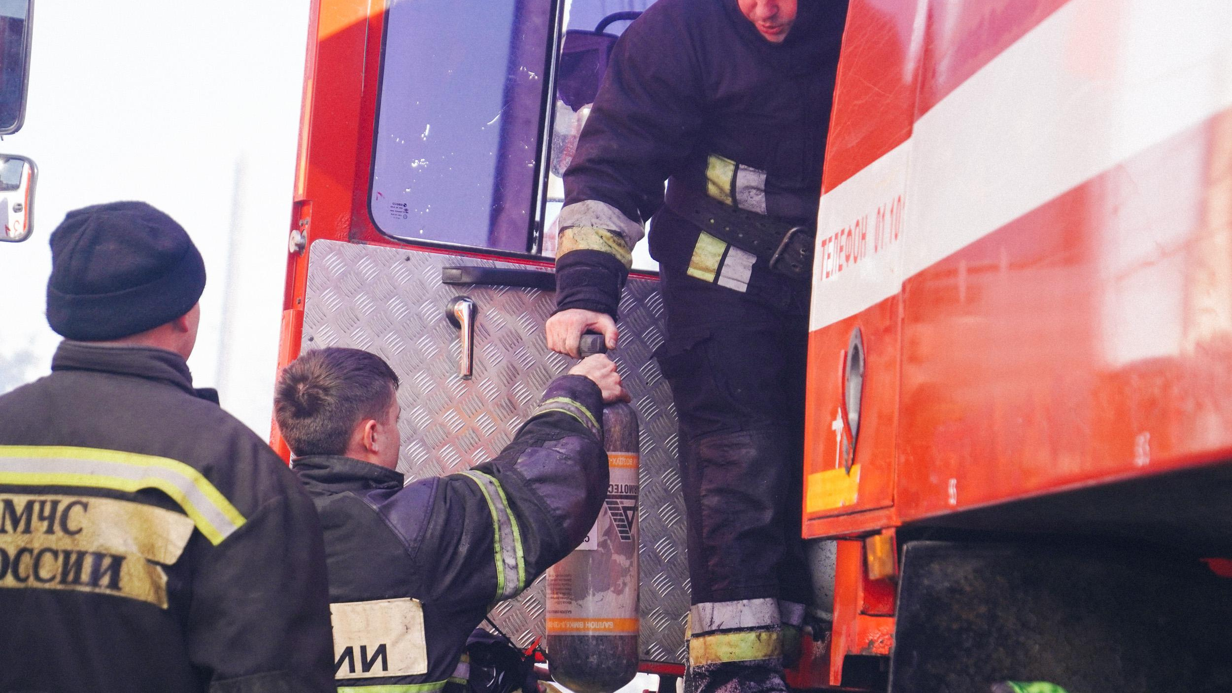 Под Краснодаром из горящей трехэтажки спасли пятерых человек, еще 20 — эвакуировали