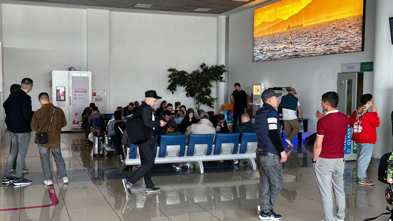 «Узнали о задержке в аэропорту»: новосибирцы не могут улететь из Владивостока