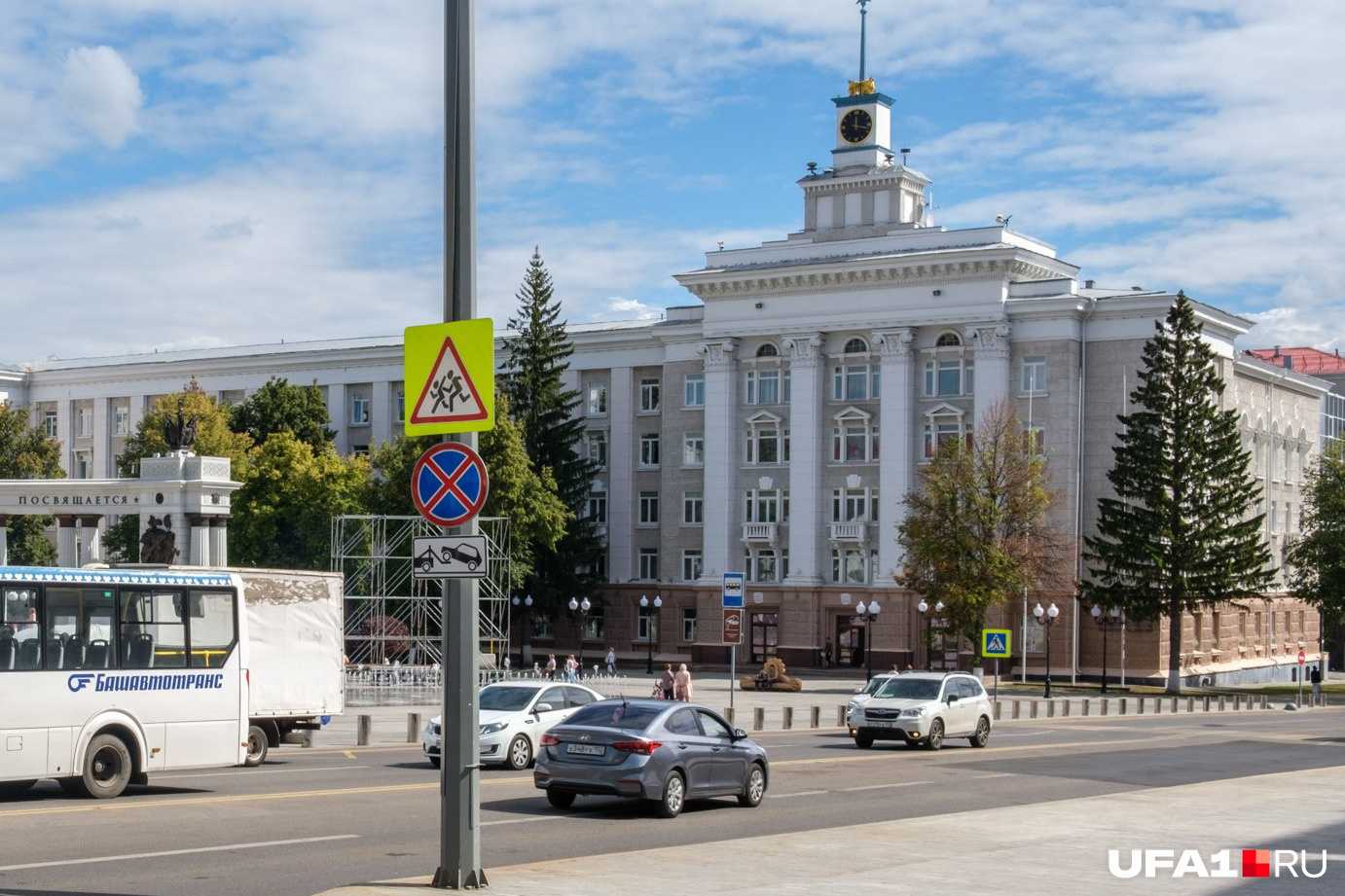 Вот так оно выглядит со стороны Советской площади