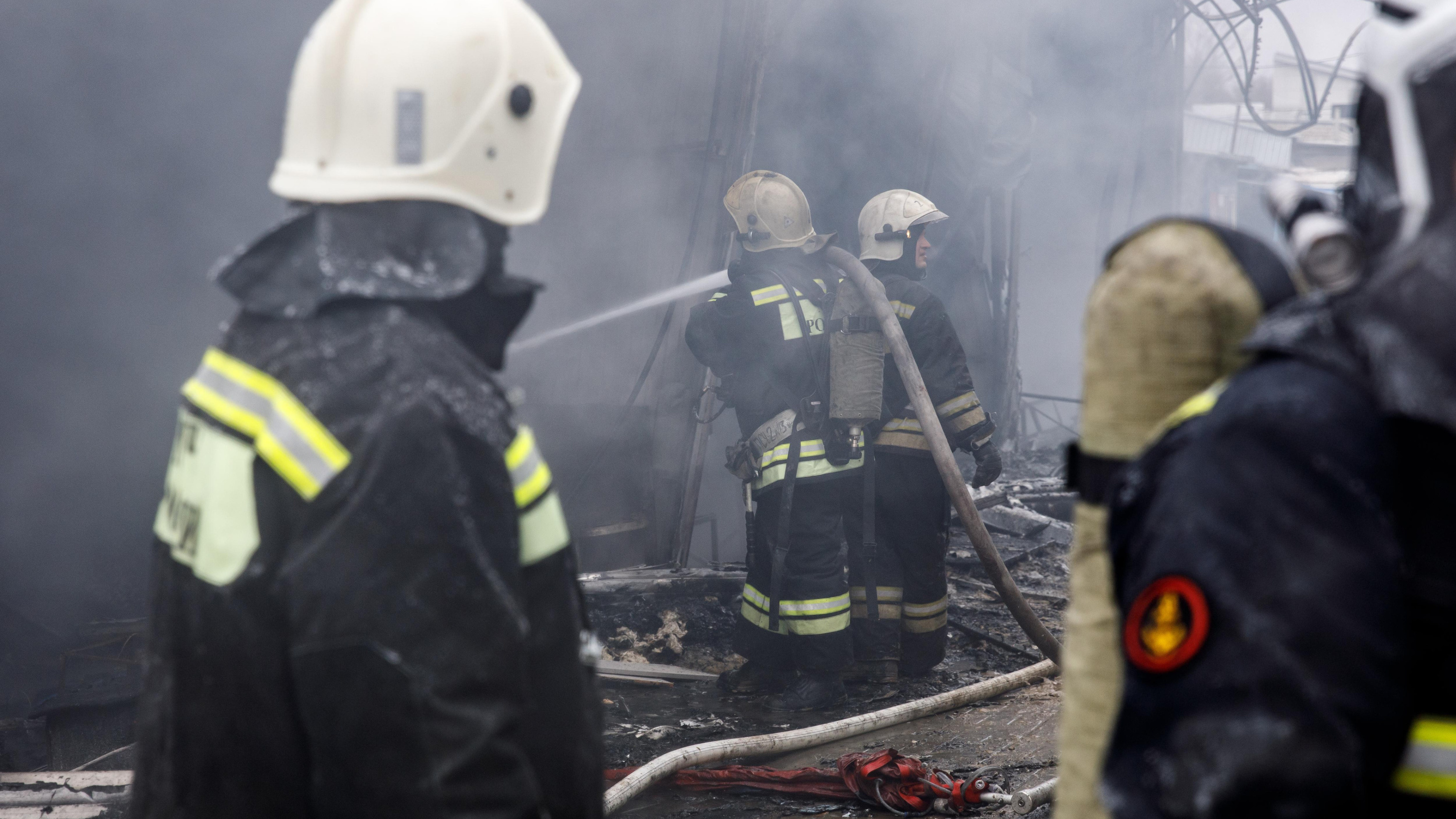 На юге Волгограда загорелся верхний этаж многоквартирного дома