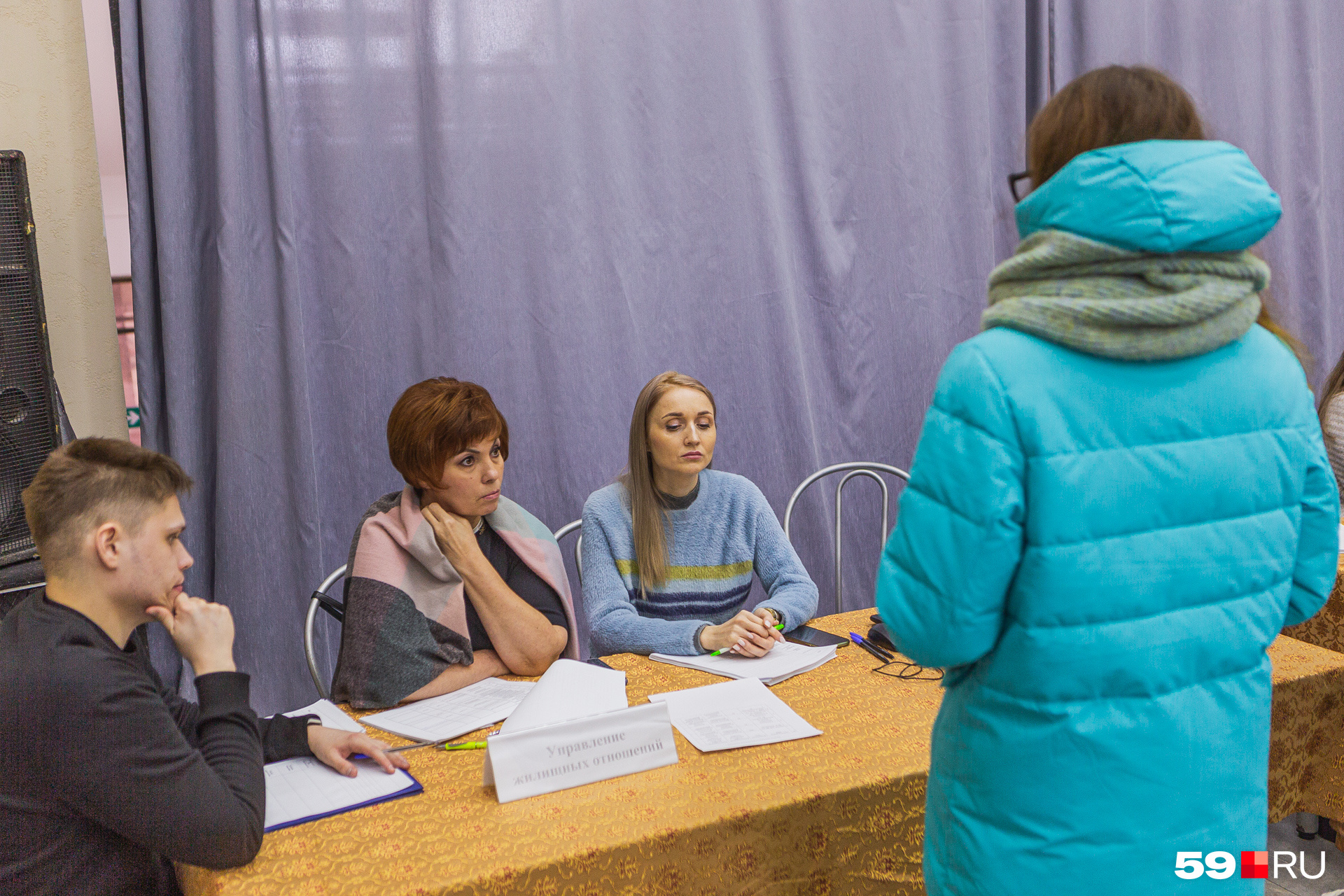 В пункте временного размещения записывают данные всех жителей дома на Куйбышева, 143. Если это необходимо, им предоставляют временное жилье В пункте временного размещения записывают данные всех жителей дома на Куйбышева, 143. Если это необходимо, им предоставляют временное жилье