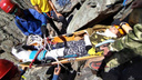 «Пронесли к подножию горы»: спасатели эвакуировали пострадавшую от камнепада туристку на Алтае