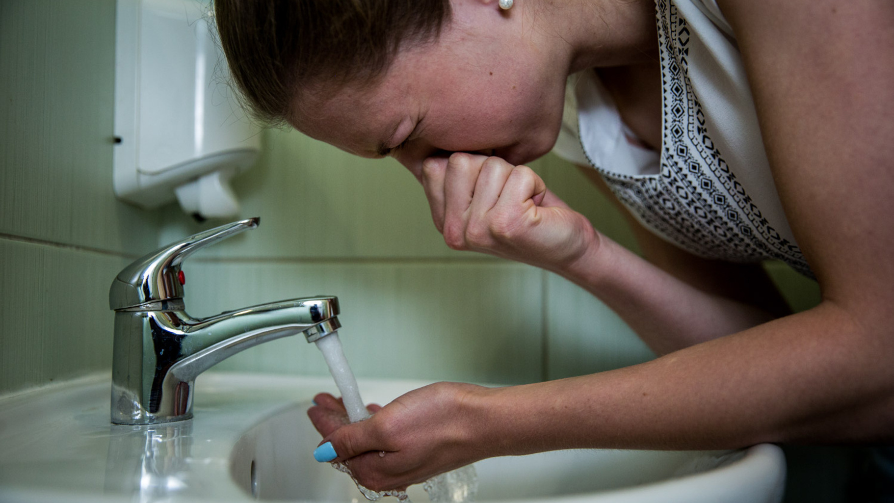 «После стирки белье пахнет псиной»: люди в Назаровском районе страдают от смрадной воды. На ее очистку потратили 150 млн