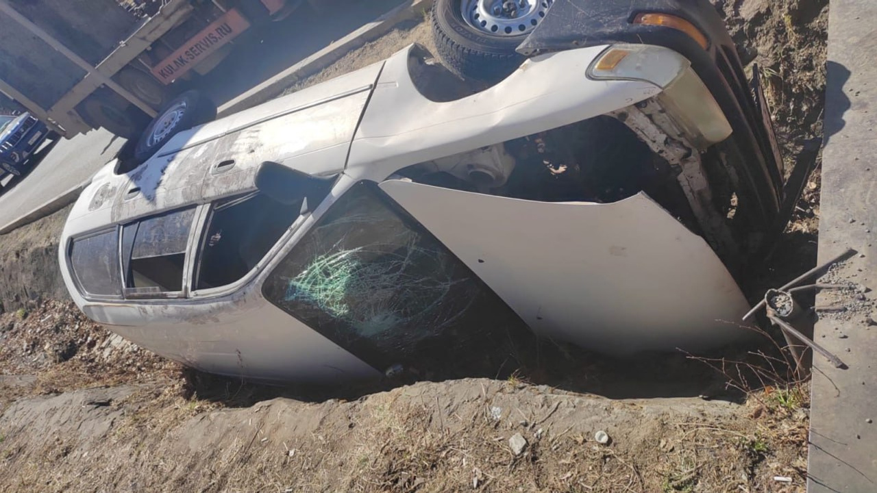 Неизвестные обокрали машину после ДТП в Чите — она лежала в ливневке