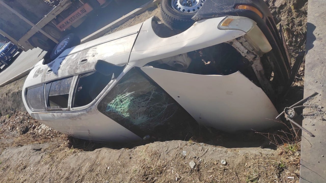 Неизвестные обокрали машину, которая слетела с дороги на Кайдаловской в Чите