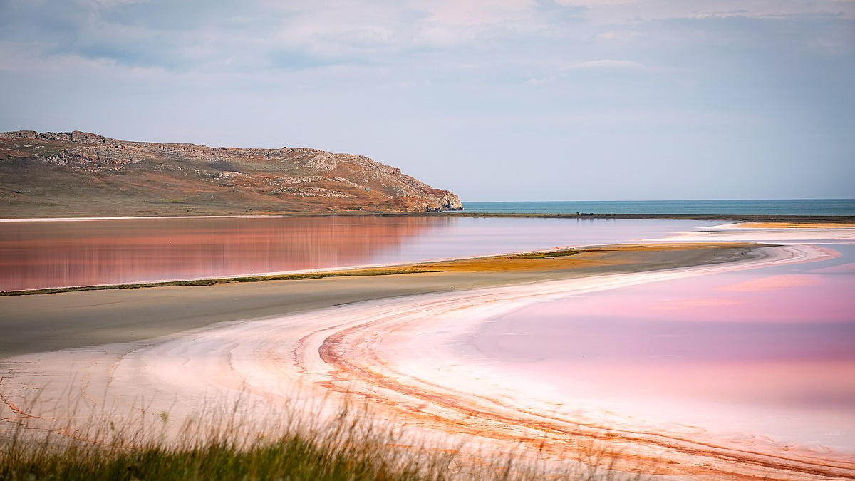 Розовое озеро, скворцы и античный город. Невероятные красоты Крыма всего в <nobr class="_">300 км</nobr> от Краснодара