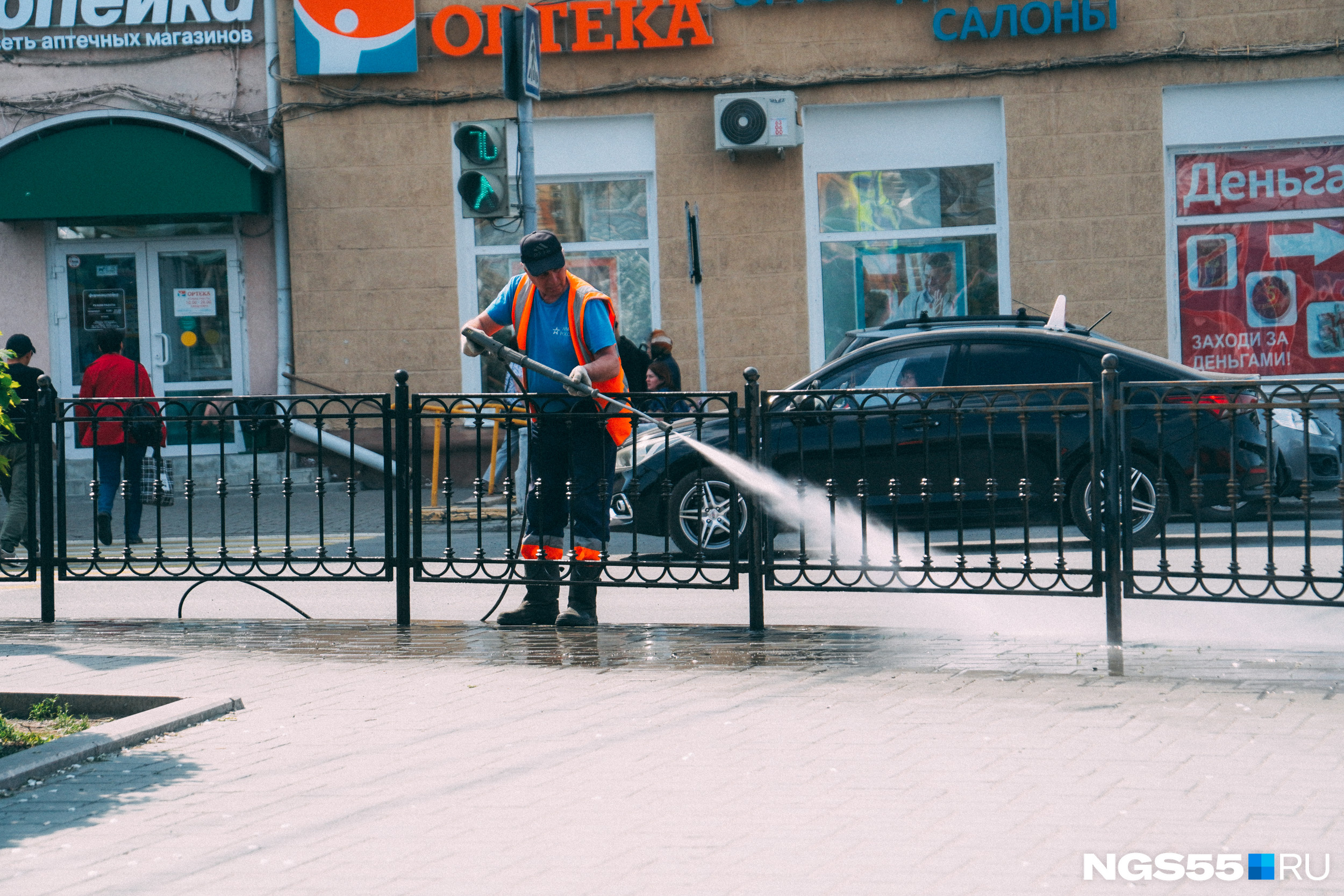 За улицей действительно ухаживают. Прямо на наших глазах мыли ограждения вдоль улицы За улицей действительно ухаживают. Прямо на наших глазах мыли ограждения вдоль улицы