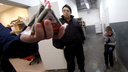 13-летний мальчик попался на краже японских онигири в магазине: его отвезли в полицию