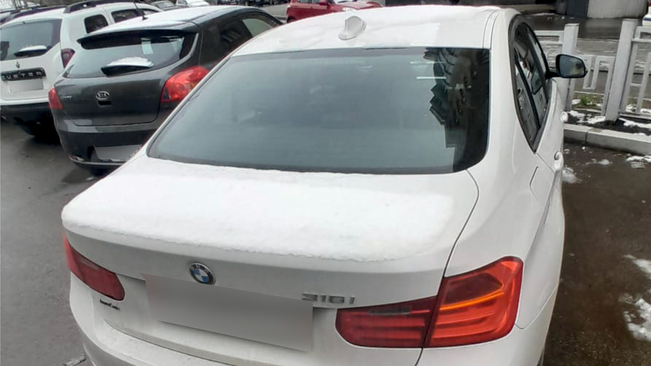Екатеринбуржец прибежал платить налоги, как только приставы нашли его белоснежный BMW