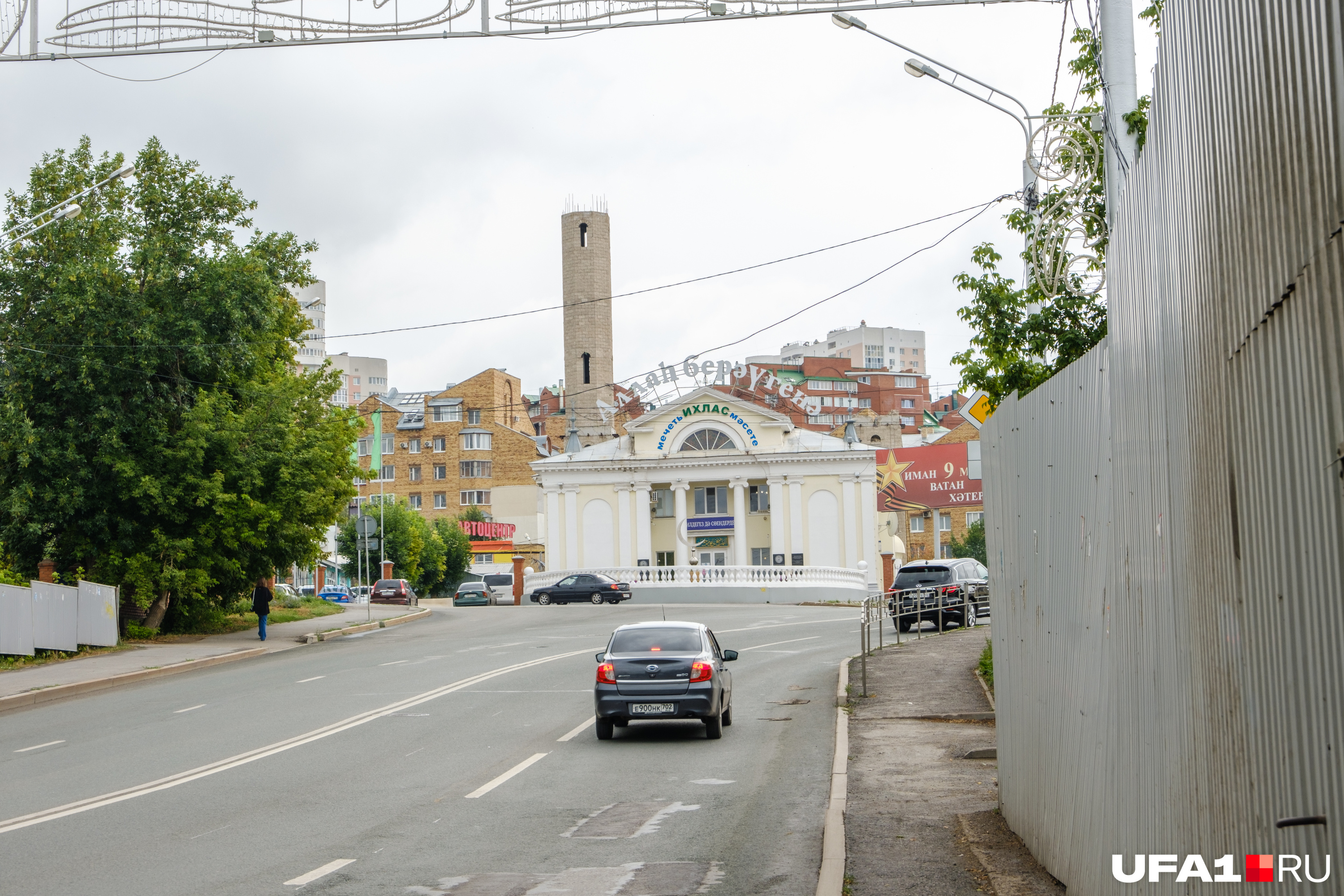 По всей видимости, за зданием кинотеатра пытались построить большой минарет, но не сошлось