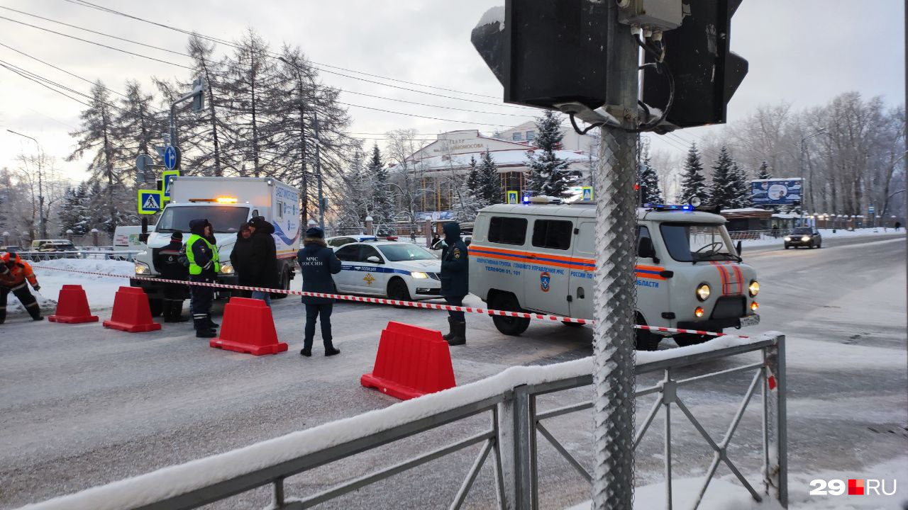 В центре Архангельска залило водой дорогу: как выглядит место аварии, где  теперь не проехать | 03.01.2024 | Архангельск - БезФормата